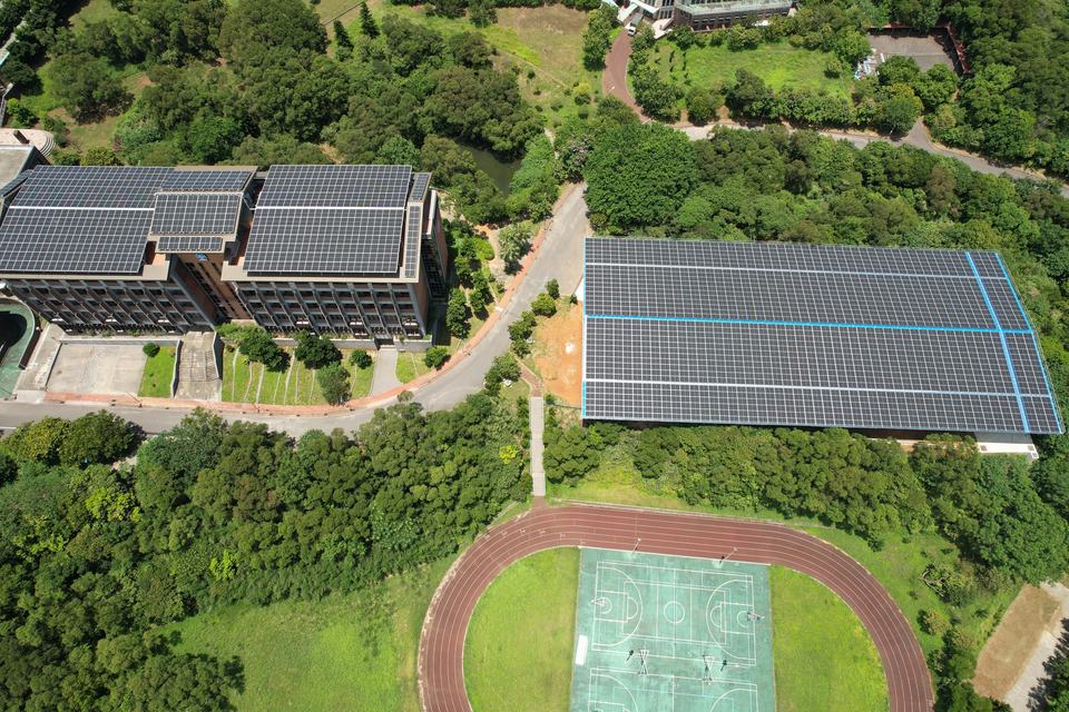 馬偕護專綜合大樓屋頂與光電球場代表空拍照